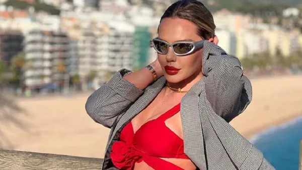 Приголомшлива дружина Федецького прикрила оголене тіло плодами весни