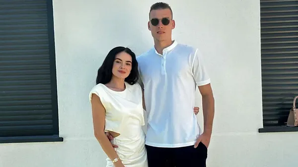 Засипав квітами: Лунін показав, як дивував кохану восьмого березня, – відео