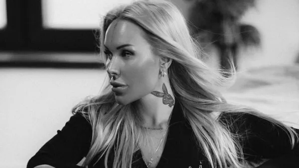 Напівоголена богиня у затишному ліжку: екс-жона Морозюка влаштувала еротичне шоу