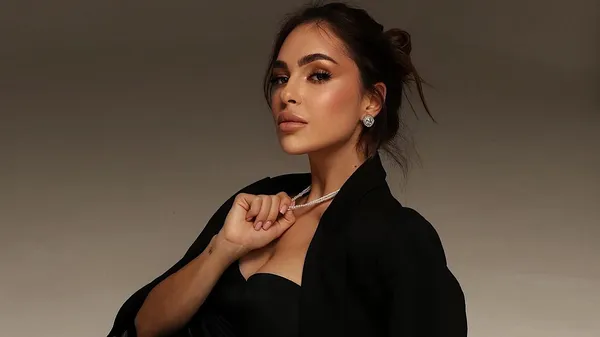 Стильно дефілює по столиці: донька Шацьких та любка Шапаренка закохує у себе перехожих – сонячно