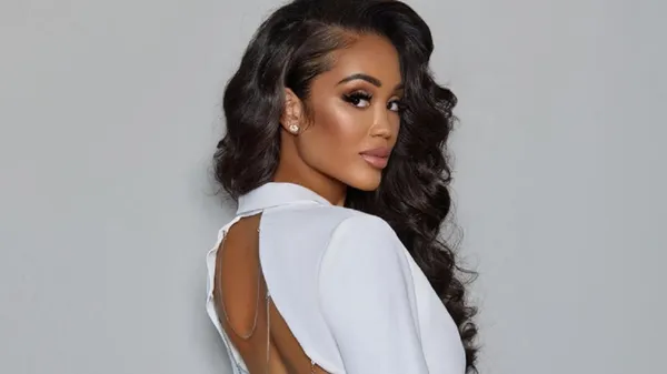 Зваблива кохана Вайлдера влаштувала еротичне шоу посеред вулиці – її соски разять очі