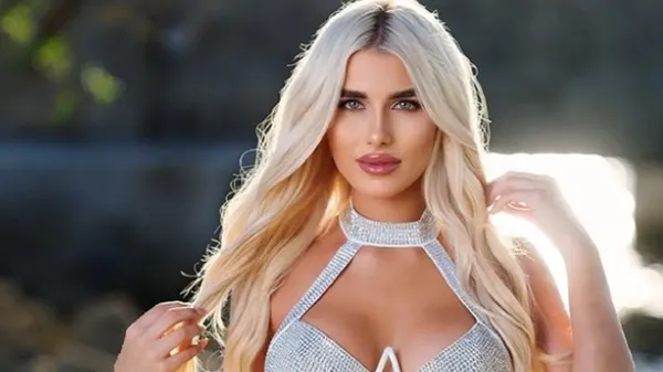 Звабниця боксерських шоу пестить оголене тіло руками – вогняні кадри