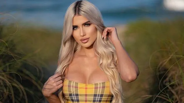 Пантера боксерських шоу посвітила соковитим погруддям у відвертому вбранні