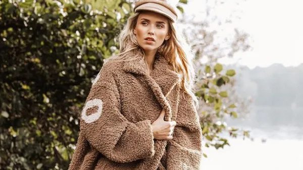 Жінка-вогонь: розкішна дружина легенди Борусії Дортмунд пристрасно цілує конячку