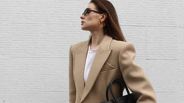 Ранкове пекло: кохана оборонця Динамо позує у міні-спідниці на камеру з сином – справа не з легких