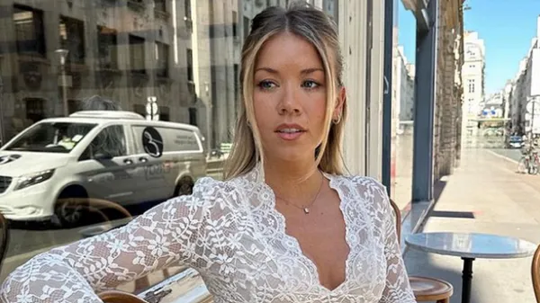 Донька легенди АПЛ пафосно позує в Парижі – вогняні фото