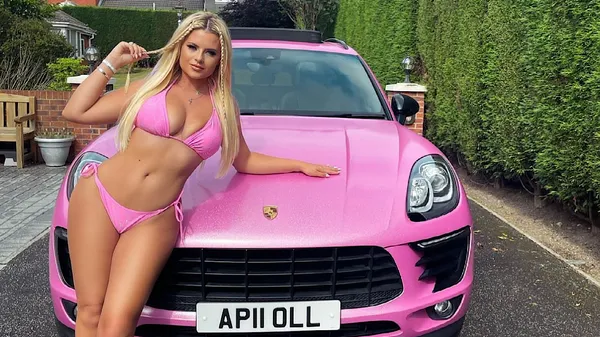 Пасхальний заєць: зірка боксерських шоу оголила свої "святкові" груди – гаряче