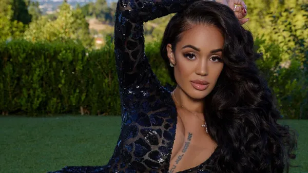 Зваблива наречена Вайлдера попрощалася з бюстгальтером і засвітила соски – вогняні фото