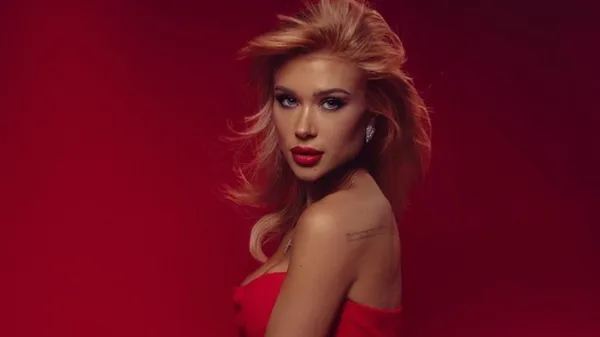 Дружина Коноплі з крихіткою роздягнулися до купальника – яскраві кадри