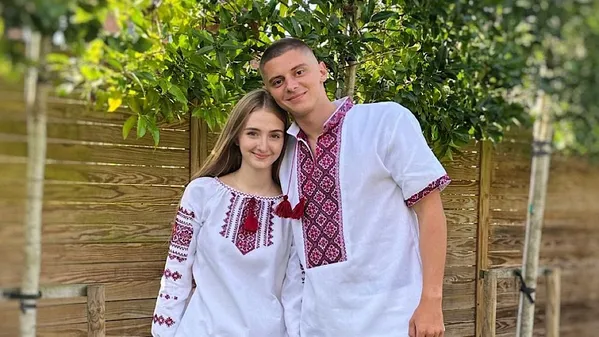 Український романтик: Миколенко тішить квітами свою новоспечену дружину – вона щаслива  