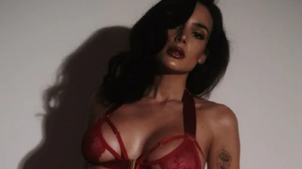 Дочка легенди Челсі без бюстгальтера вабить чоловіка – фани в екстазі