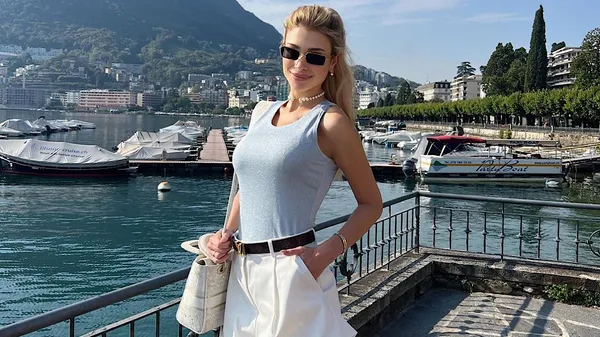 Пластика та грація: обраниця захисника Шахтаря вміло вигинається на камеру – очей не відвести