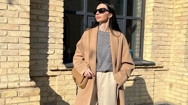 Скромно и пикантно одновременно: жена защитника Полесья разгуливает без бюстгальтера – соблазняет других