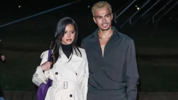 Дівчина екс-футболіста збірної Англії позує у відвертій сукні без бюстгальтера – спекотні фото