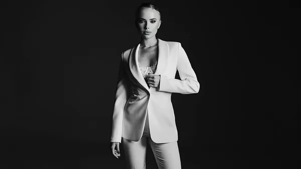 Краса всередині та ззовні: Бондар задарував ведучу Шахтаря квітами – у клубі їх дві