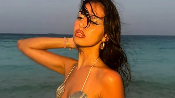 Вогняна дівчина партнера Миколенка провокує "оголеними" фото