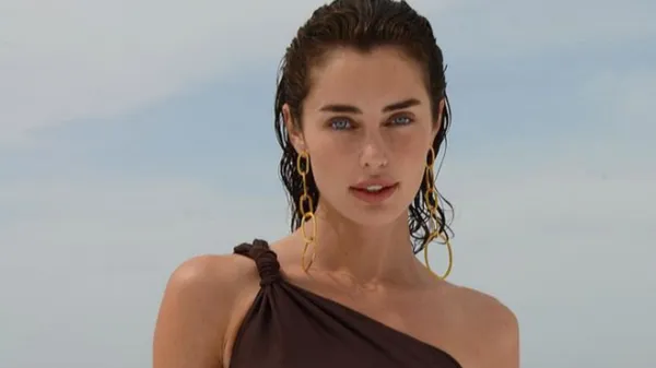 Приголомшлива дівчина зірки Формули-1 показала розкішні форми у крихітному бікіні