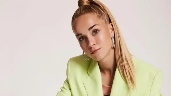 Знаменита футболістка засвітила привабливу усмішку в хижому образі