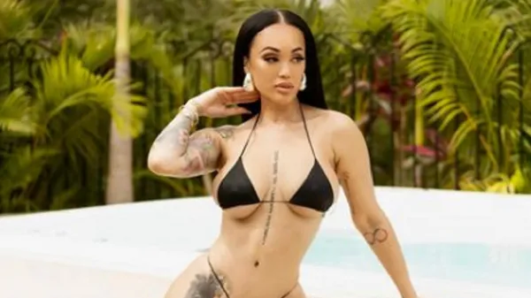 Напівоголена партнерка Вайлдера роздражнила фанів ефектною появою