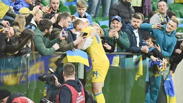 Чарівна мама до сліз підтримувала дебютанта збірної України – гравець виліз на трибуни