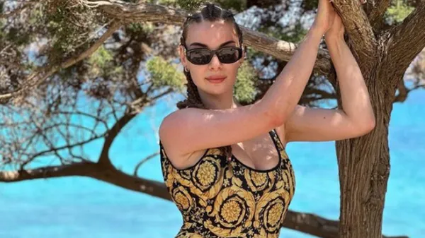 Дружина Циганкова відпочиває з іншим, попиваючи вино серед міста