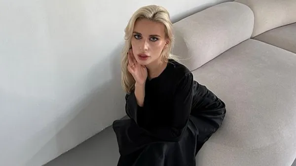 Любимица динамовца устроила эротическое шоу на подоконнике – красавица готовится к Пасхе