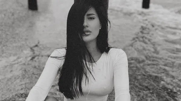 Сексапільна дружина футболіста Дніпра-1 позує в затишному ліжку в спідній білизні