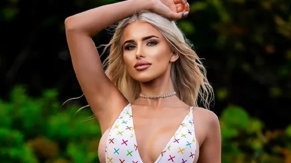 Найсексуальніша ring girl прикрила пікантні місця лише скотчем: тут можна слабнути