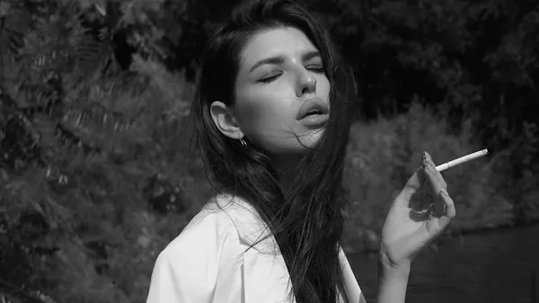 Екстравагантна кохана гравця Шахтаря влаштувала зйомку в туалеті – за дверима люди в черзі