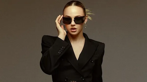 Білодід у коротенькому жакеті посвітила довжелезними ногами на шпильках