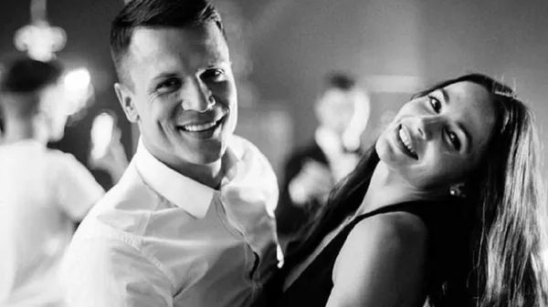 Коноплянка з сімейством розгулює берегом моря – вихідні на ура