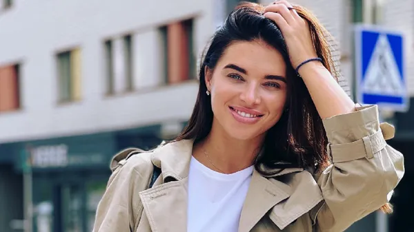 Округлі форми та довгі ноги: кохана Усика виблискує на березі моря