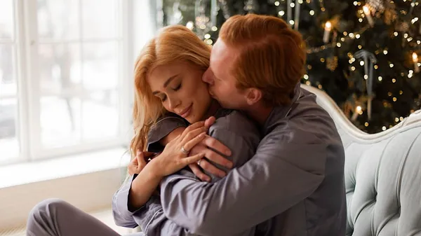 Романтичне побачення гравця Шахтаря з коханою не без домашніх улюбленців – дві собачки за столом