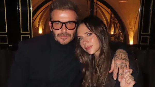 На костылях, но в хорошем настроении: фурор Виктории Бекхэм на ее собственном показе в Париже