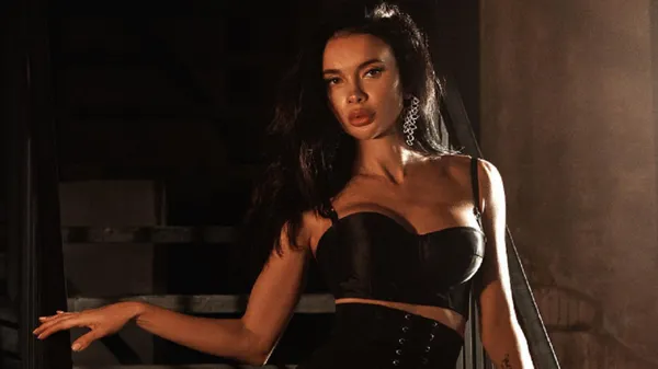 Розкішна екс-дружина Кравця у топі без бюстгальтера засвітила соски, які стирчать