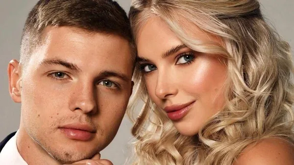 Футбольний кремінь закоханий – гравець збірної України позує з красунею у коротесенькій сукні