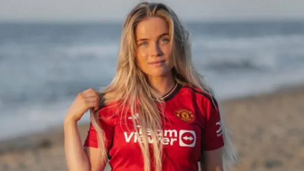 Найсексуальніша фанатка "червоних дияволів" додала перцю в мережу, засвітивши оголені "персики"