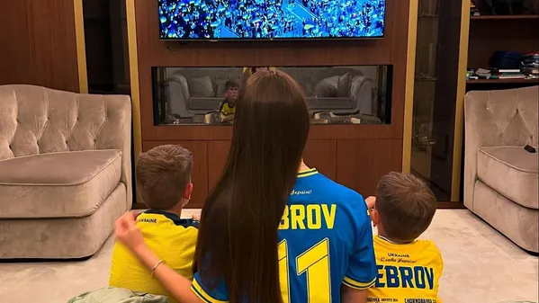 Дружина та сини Реброва нервують і фантастично святкують вихід України на Євро – так виглядає щастя