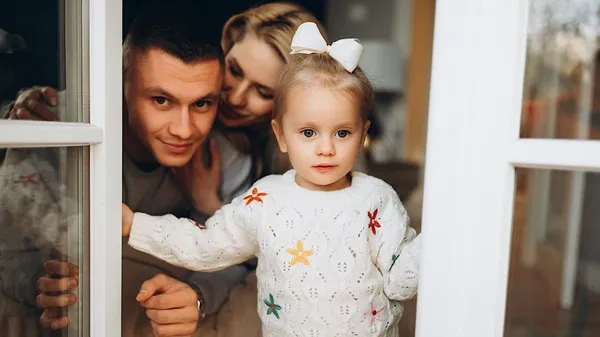 Грається з дочкою: родина вінгера Шахтаря повернулася в Україну – він сумував