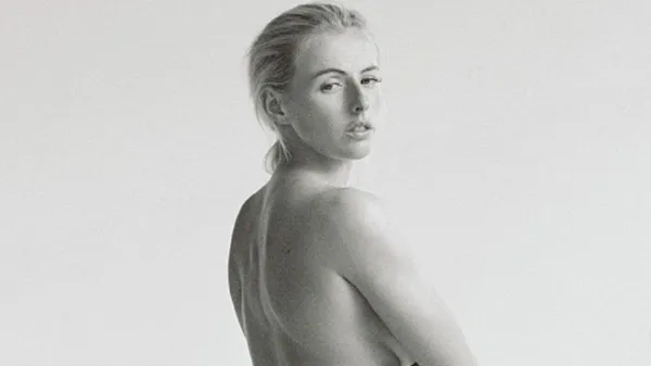 Приголомшлива англійка розбавила мережу екстравагантними світлинами