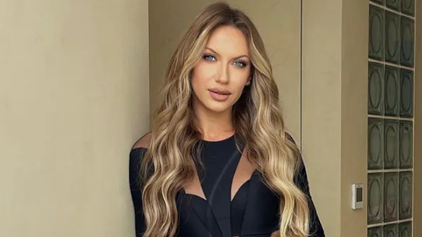 Сексапільна телеведуча відверто натякнула на симпатію до Мудрика – соски прикрила рукою