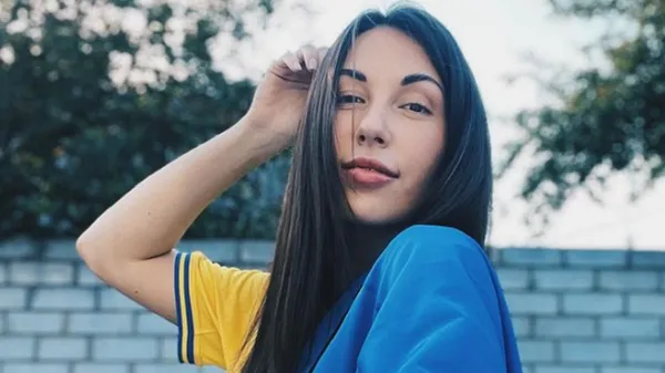 Запаморочлива кохана Довбика елегантно вигинається з грайливою посмішкою