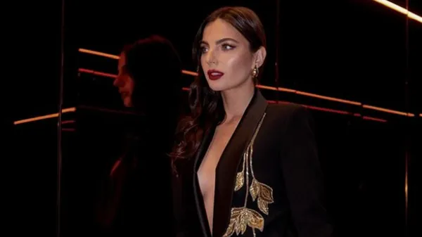 Приголомшлива пасія Ферстаппена демонструє підтягнуті перса в епатажному вбранні