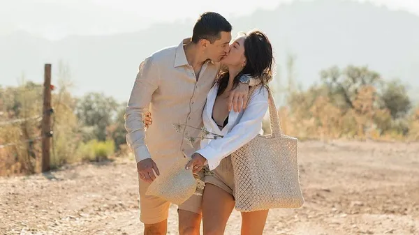 Разом півжиття: Степаненко квітами та поцілунком привітав кохану з річницею – милі кадри з Іспанії