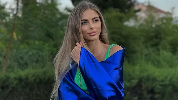 На удивление скромно одета: жена экс-звезды Динамо очаровывает своей красотой