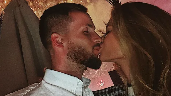 Легіонер Динамо насолоджується ефектною білявкою на фоні пальм – повертатися не планує