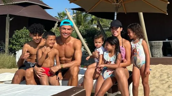 Роналду показав, як відпочиває з сім'єю – засвітив засмагле тіло
