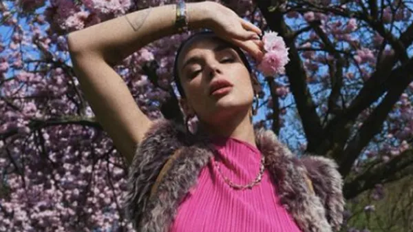 Гаряча донька ЧС у спокусливому образі валяється на ліжку з коханим