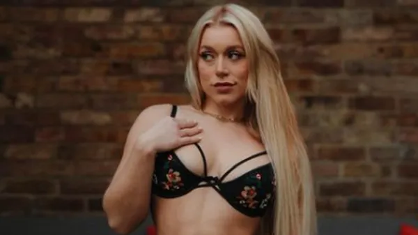 Її форми змушують мліти: сексуальна боксерка з OnlyFans у яскравому міні