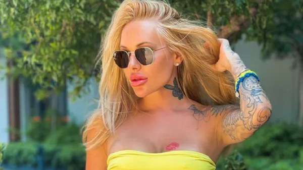 Її сексуальна хода "пише": напівоголена Морозюк милується пишними формами